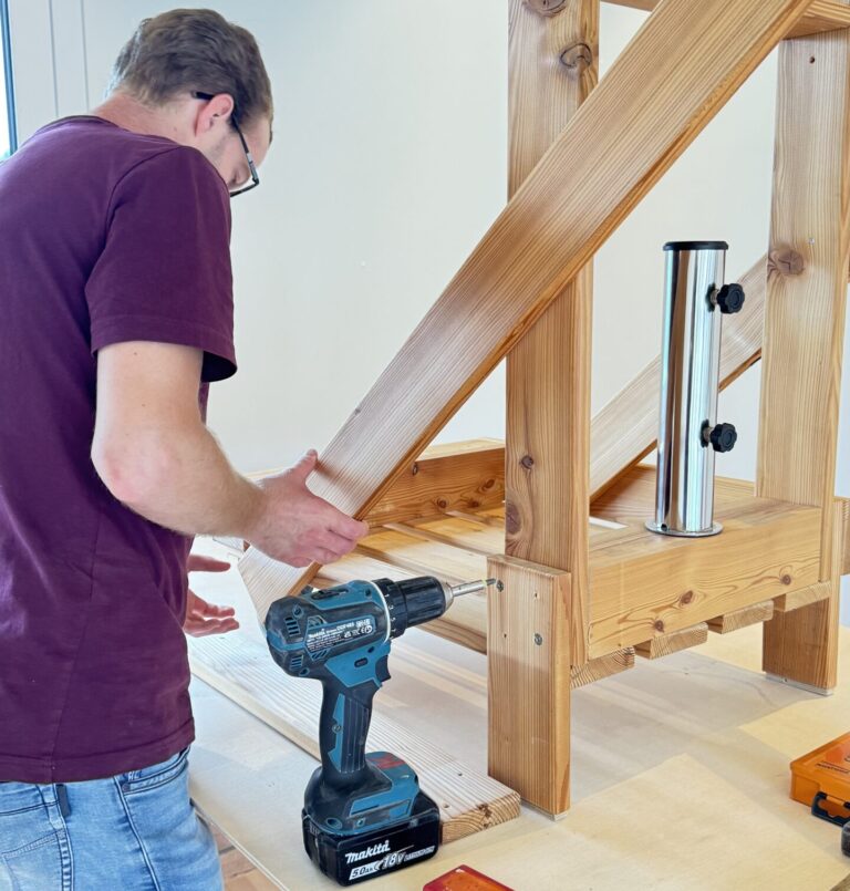 Alexander Kunz bei der Montage eines Prototypen.